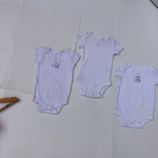 900 Naira Bodysuits Vests Bundl89 For 0-1 month